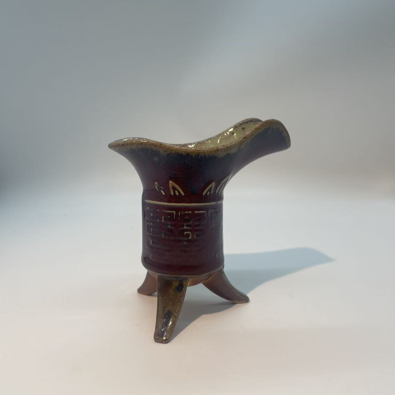JUE Wine JUG Tripod Antique Style